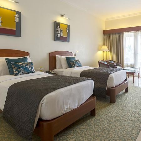 Hotel Naveen Lakeside Hubli Bagian luar foto