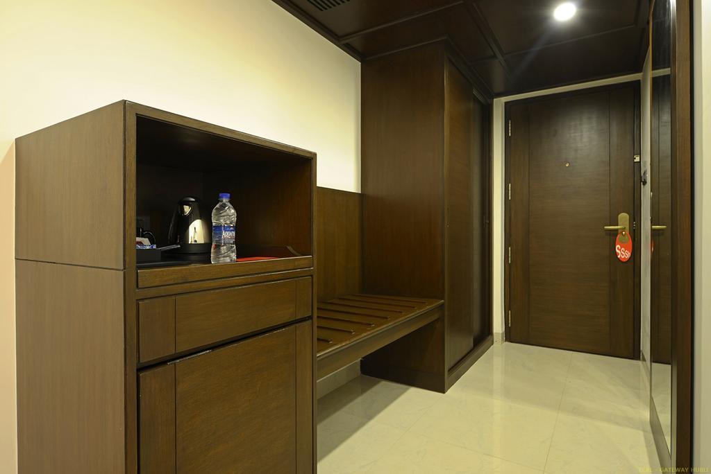 Hotel Naveen Lakeside Hubli Bagian luar foto