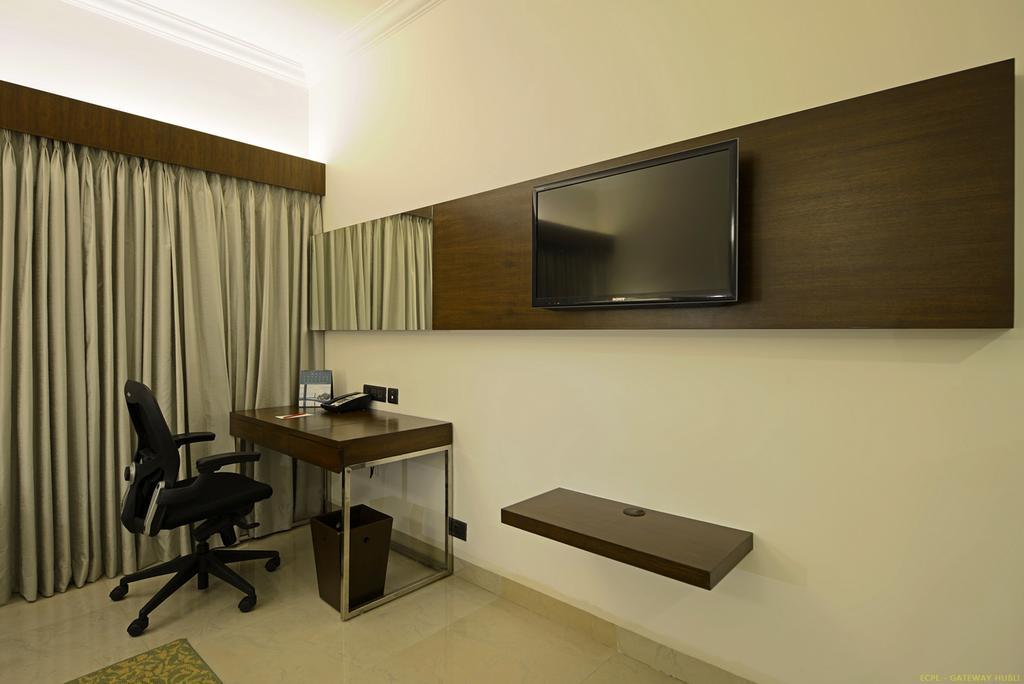 Hotel Naveen Lakeside Hubli Bagian luar foto