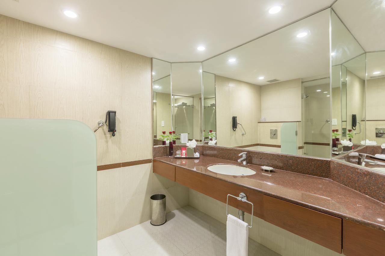 Hotel Naveen Lakeside Hubli Bagian luar foto
