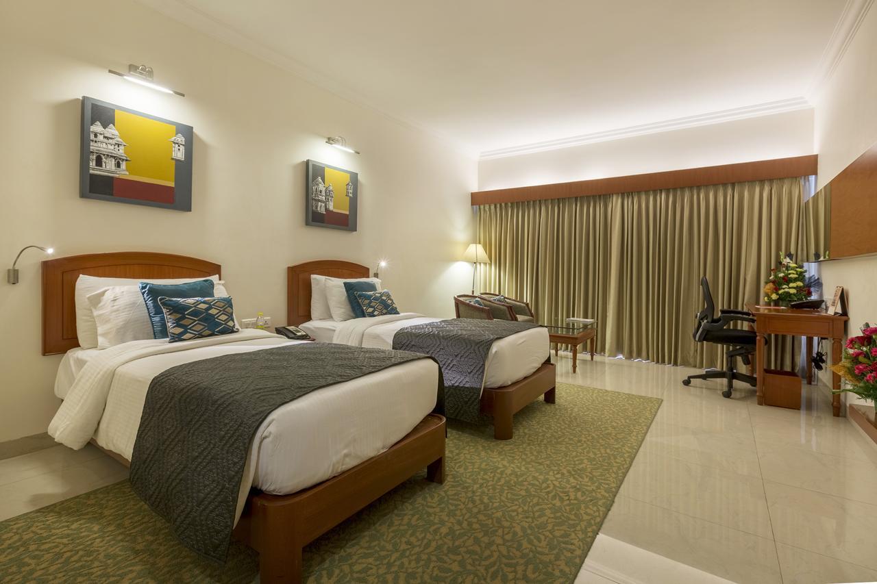 Hotel Naveen Lakeside Hubli Bagian luar foto
