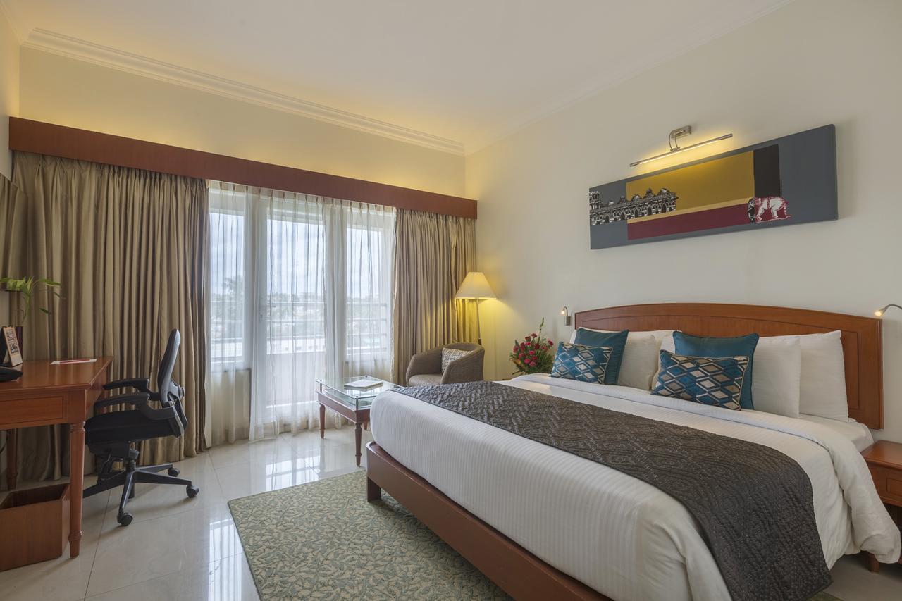 Hotel Naveen Lakeside Hubli Bagian luar foto