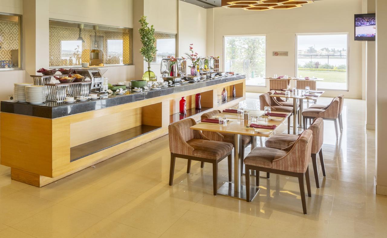 Hotel Naveen Lakeside Hubli Bagian luar foto