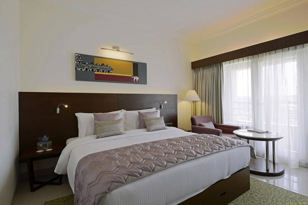 Hotel Naveen Lakeside Hubli Bagian luar foto