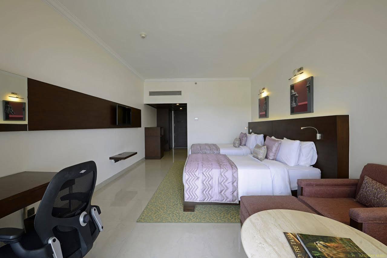 Hotel Naveen Lakeside Hubli Bagian luar foto