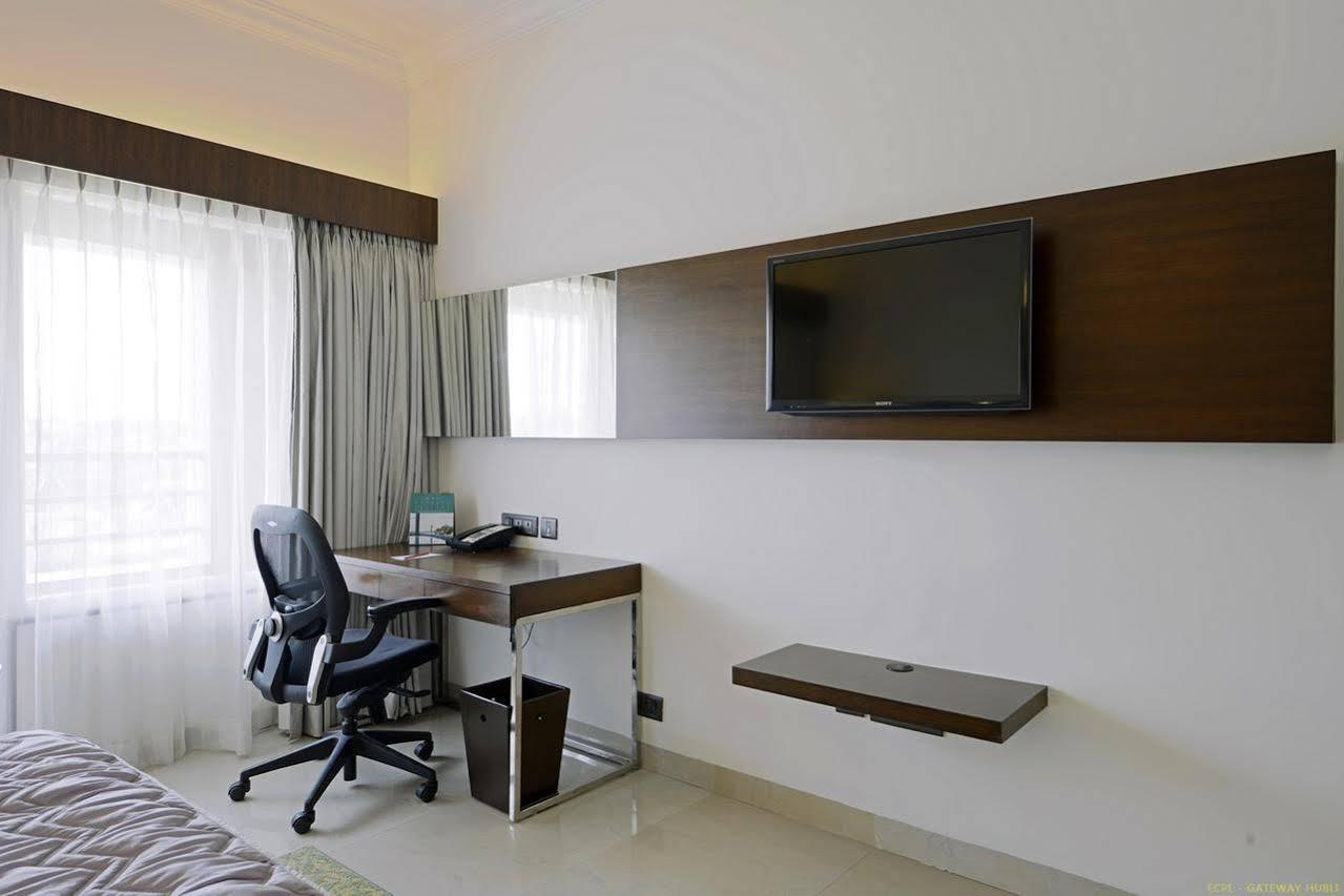 Hotel Naveen Lakeside Hubli Bagian luar foto