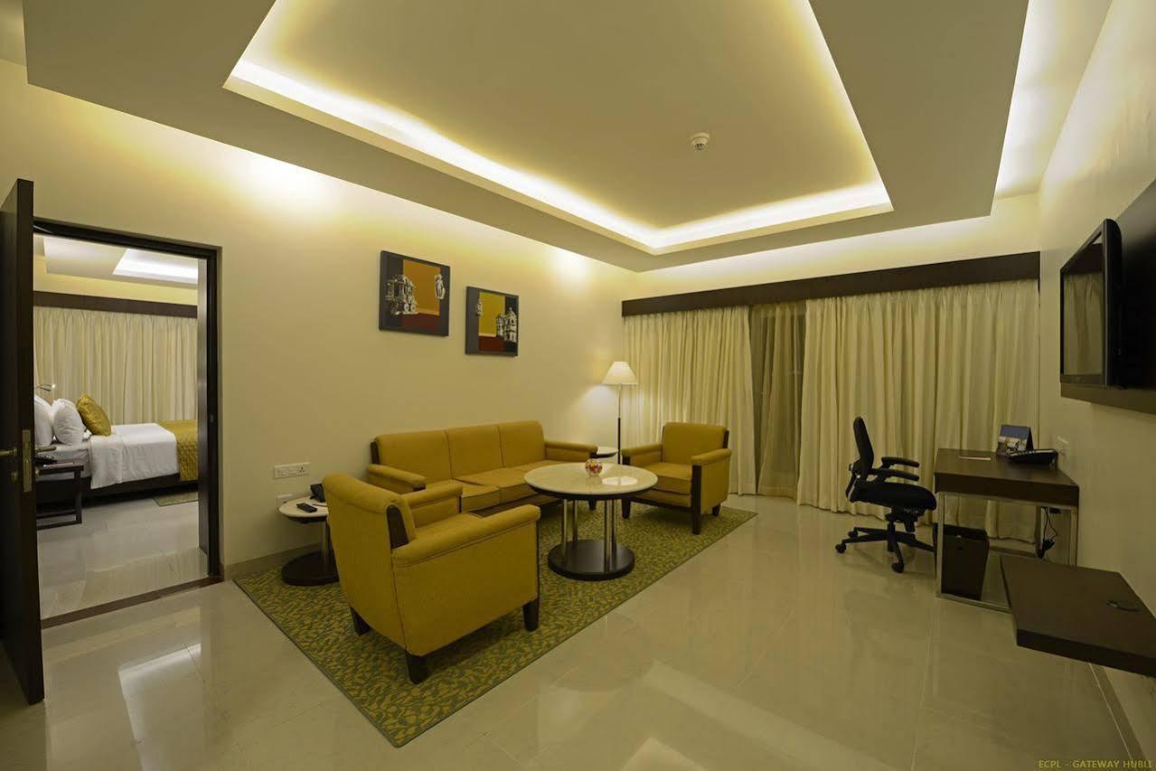 Hotel Naveen Lakeside Hubli Bagian luar foto